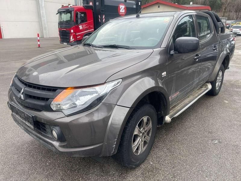 Gebraucht Mitsubishi L200 Basis 154 PS (113 kW) 2017 Braun Abholung