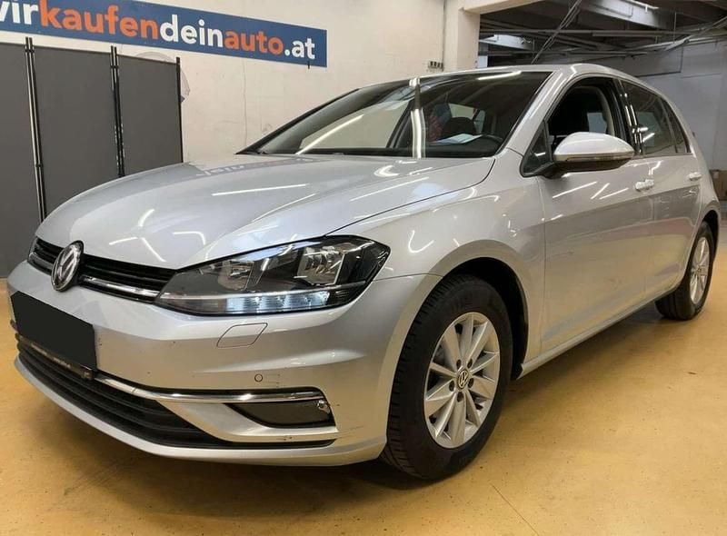Grau Gebraucht 2019 VW Golf VII Comfortline Limousine | € 13.150 (Superpreis) - Bild 1/4