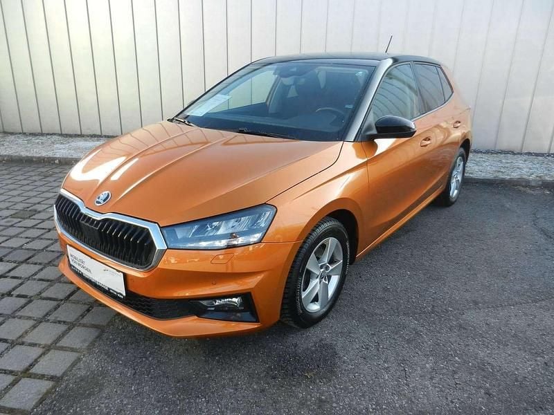Mittelorange metallic Gebraucht 2021 Skoda Fabia Style Limousine | € 16.990 (Fairer Preis) - Bild 1/4
