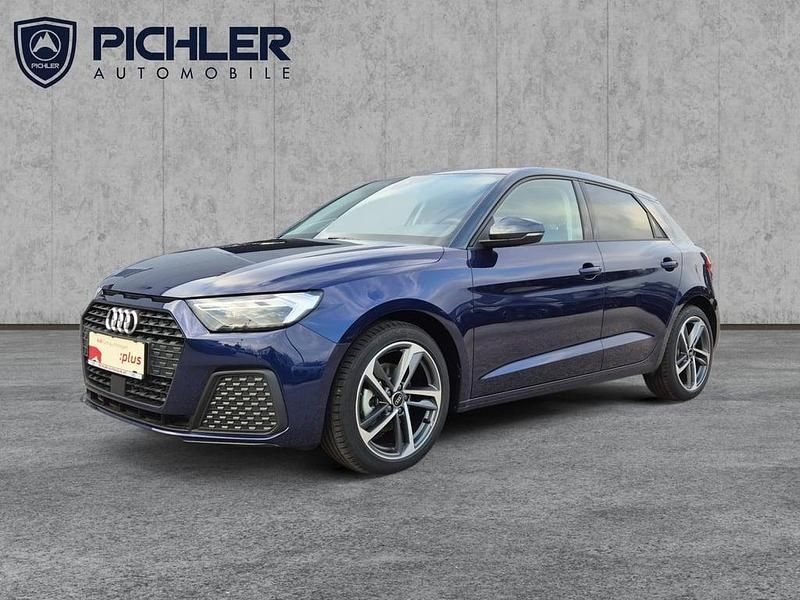 Mittelblau metallic Neu 2025 Audi A1 Sportback Design Kleinwagen | € 29.490 (Teuer) - Bild 1/4