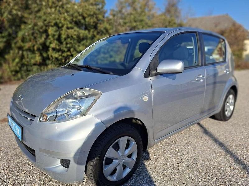 Silber Gebraucht 2007 Daihatsu Sirion Kleinwagen | € 3.000 - Bild 1/4
