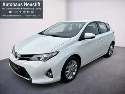 Weiß Gebraucht 2013 Toyota Auris Edition Kleinwagen | € 11.980