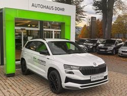 Weiss metallic Neu 2025 Skoda Karoq SportLine SUV | € 36.400 (Etwas zu teuer)
