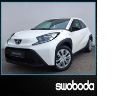 Pure white weiß Neu 2025 Toyota Aygo Play Kleinwagen | € 16.980 (Fairer Preis)