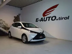 Weiß Gebraucht 2015 Toyota Aygo X-play Kleinwagen | € 7.989