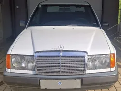 Weiß Gebraucht 1989 Mercedes E260 Limousine | € 11.260