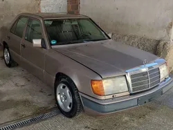 Bronze Gebraucht 1992 Mercedes E280 Limousine | € 4.200