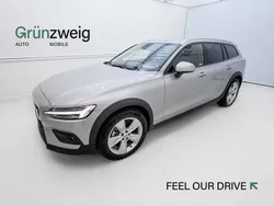Silber Gebraucht 2023 Volvo V60 CC Plus Kombi | € 44.990