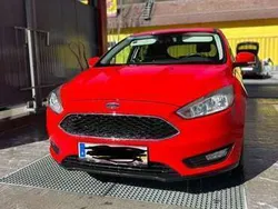 Rot Gebraucht 2015 Ford Focus Trend Limousine | € 6.000 (Superpreis)