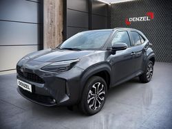 Grau Neu 2025 Toyota Yaris Hybrid Active Limousine | € 32.390 (Teuer)