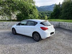 Weiß Gebraucht 2014 Opel Astra Active Limousine | € 8.500