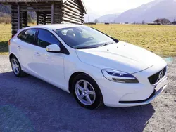 Weiß Gebraucht 2018 Volvo V40 Kinetic Kombi | € 14.900