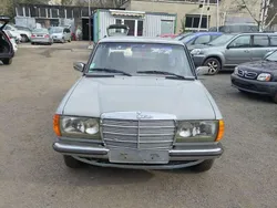 Braun Gebraucht 1982 Mercedes E230 Limousine | € 3.500