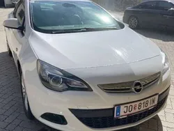 Weiß Gebraucht 2014 Opel Astra GTC Edition Limousine | € 6.400