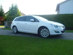 Weiß Gebraucht 2012 Opel Astra Sport Kombi | € 7.900 (Etwas zu teuer)