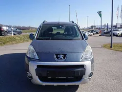 Grau Gebraucht 2010 Peugeot Partner Tepee Outdoor Van / Kleinbus | € 2.190