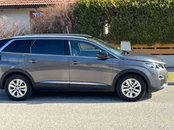 Grau Gebraucht 2018 Peugeot 5008 S Van / Kleinbus | € 17.400 (Guter Preis)