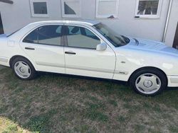 Weiß Gebraucht 1996 Mercedes E280 Classic Limousine | € 7.000