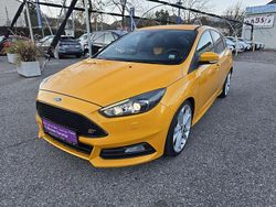 Orange Gebraucht 2017 Ford Focus ST Limousine | € 12.990
