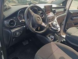 Weiß Gebraucht 2021 Mercedes V220 Van / Kleinbus | € 39.700