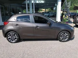 Braun Gebraucht 2017 Mazda 2 Takumi-Line Limousine | € 7.990 (Fairer Preis)
