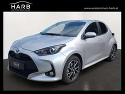 Grau Gebraucht 2024 Toyota Yaris Hybrid Active Limousine | € 21.230 (Guter Preis)