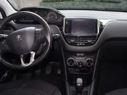 Weiß Gebraucht 2019 Peugeot 208 Active Kleinwagen | € 5.200