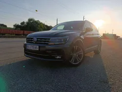 Grau Gebraucht 2018 VW Tiguan R-line SUV | € 21.900 (Fairer Preis)