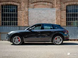 Grau Gebraucht 2017 Porsche Macan Turbo Performance Package SUV | € 32.888 (Superpreis)