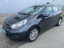 Grau Gebraucht 2015 Kia Rio Silver Limousine | € 6.990 (Fairer Preis)