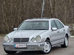 Silber Gebraucht 1999 Mercedes E280 Limousine | € 1.500