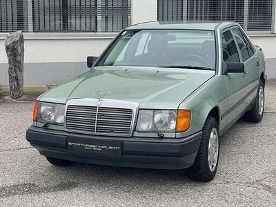 Grün Gebraucht 1987 Mercedes E300 Limousine | € 19.900