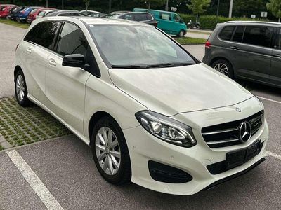 Weiß Gebraucht 2015 Mercedes 180 Limousine | € 9.900