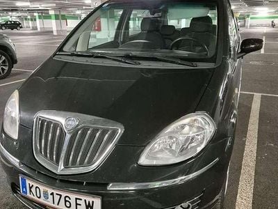 Schwarz Gebraucht 2009 Lancia Musa Van / Kleinbus | € 1.250