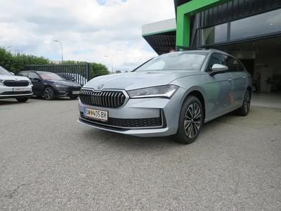 Silber metallic Neu 2025 Skoda Superb Selection Kombi | € 44.700 (Fairer Preis)