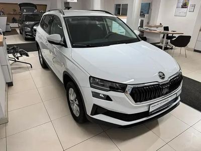Weiss metallic Neu 2025 Skoda Karoq Selection SUV | € 39.990 (Fairer Preis)