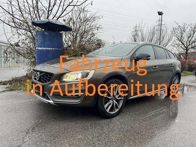 Braun Gebraucht 2015 Volvo V60 CC Kinetic Kombi | € 14.990