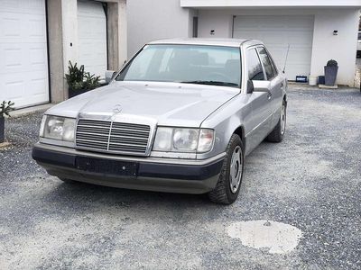 Gebraucht Mercedes E300 103 PS (75 kW) 1990 Silber Limousine