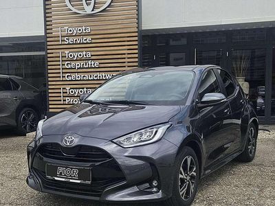 Grau Gebraucht 2025 Toyota Yaris Hybrid Active Limousine | € 23.990 (Etwas zu teuer)