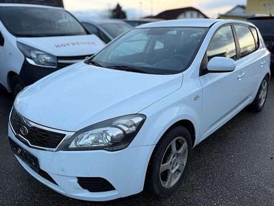 Weiß Gebraucht 2010 Kia Ceed Kleinwagen | € 1.590