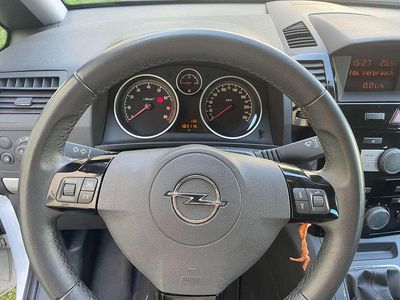 Weiß Gebraucht 2010 Opel Zafira Edition Van / Kleinbus | € 6.999 (Teuer)