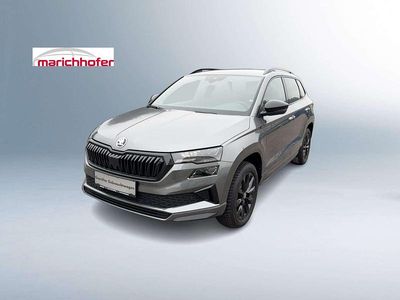 Mittelgrau metallic Neu 2025 Skoda Karoq SportLine SUV | € 37.900 (Teuer)