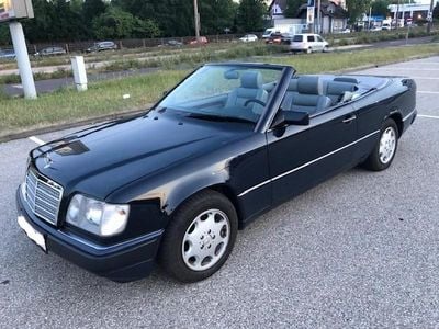 Dunkelblau Gebraucht 1993 Mercedes E300 Cabrio | € 19.500