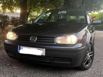 Grau Gebraucht 2002 VW Golf Limousine | € 3.000