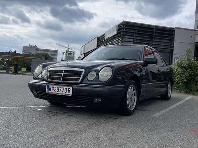 Blau Gebraucht 1999 Mercedes E200 Elegance Limousine | € 2.300