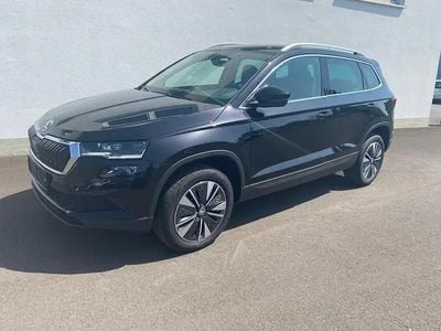 Schwarz metallicperleffektno Neu 2025 Skoda Karoq Selection SUV | € 39.990 (Fairer Preis)