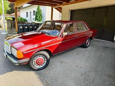 Gebraucht Mercedes 200 60 PS (44 kW) 1982 Rot Limousine