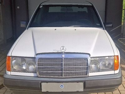 Weiß Gebraucht 1989 Mercedes E260 Limousine | € 11.260