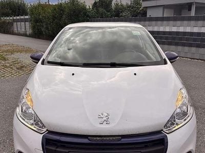 Weiß Gebraucht 2017 Peugeot 208 Kleinwagen | € 4.000