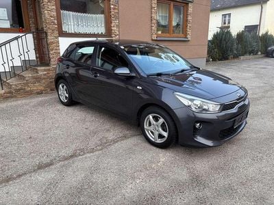 Grau Gebraucht 2019 Kia Rio Limousine | € 9.800 (Fairer Preis)